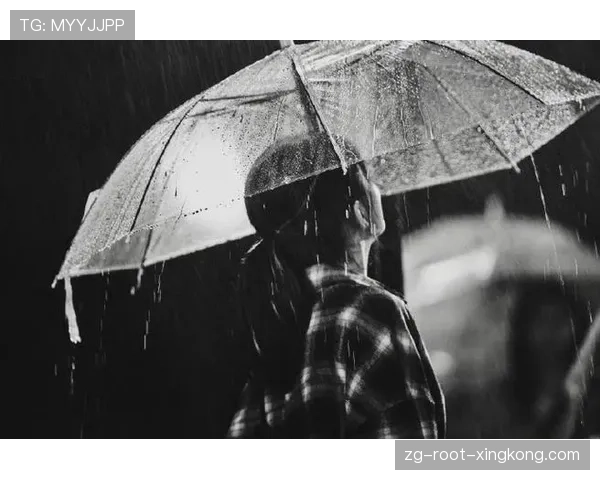 暴雨中不撑伞看完比赛的疯子，雨中不打伞或是无伞可打