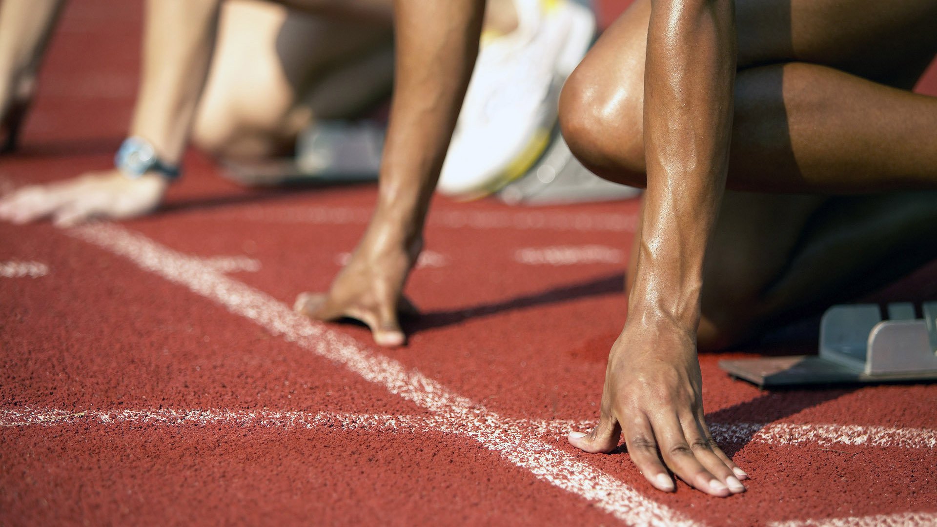 埃弗顿前场拼抢频繁打乱对方部署，埃弗顿中场